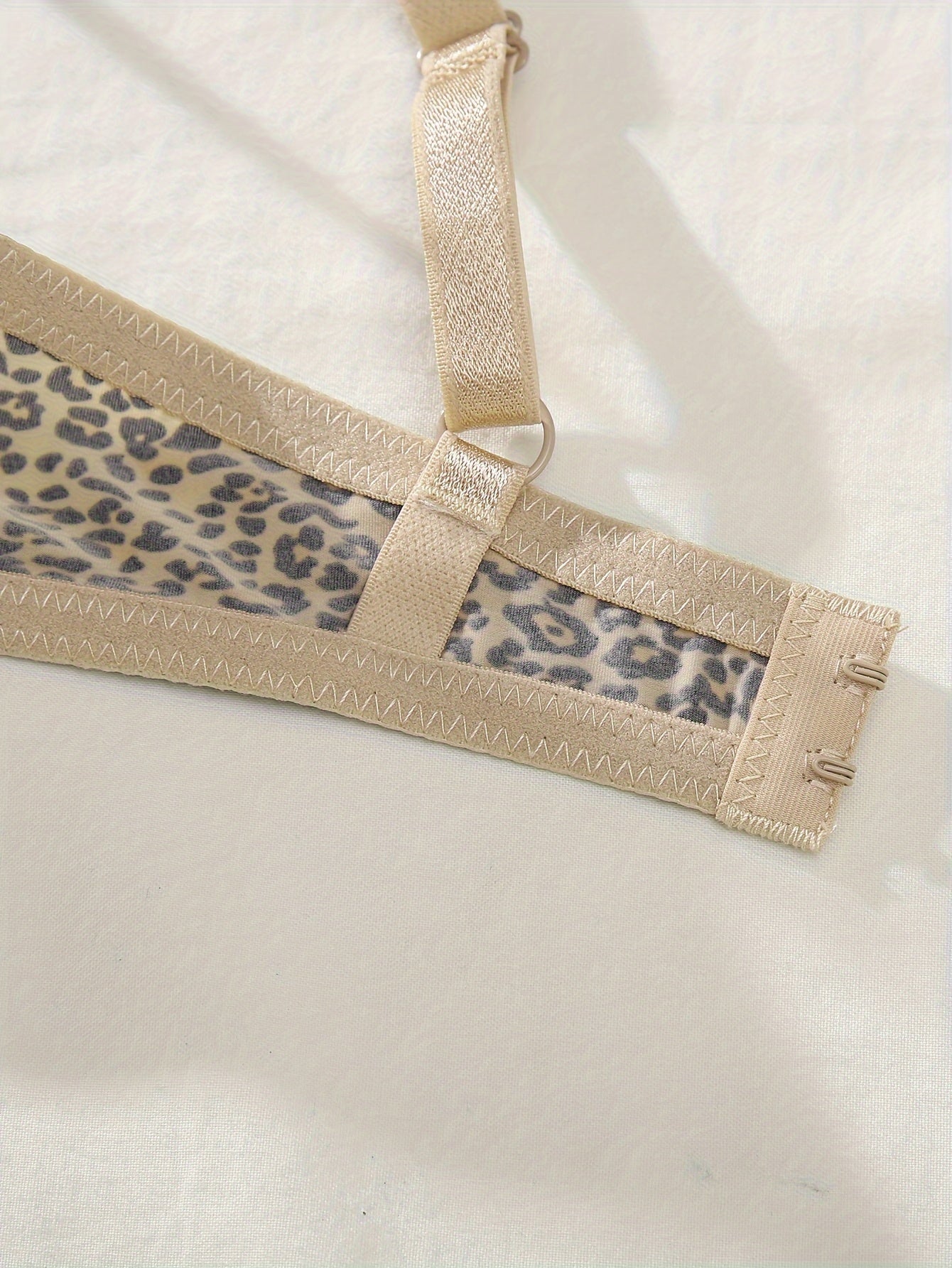 5pcs Luxurious Leopard Print & Solid T-Shirt Bras - Ultra-Comfortable, Breathable Push Up Design - Seamless, Adjustable Straps for Womens Lingerie Wardrobe Essentials